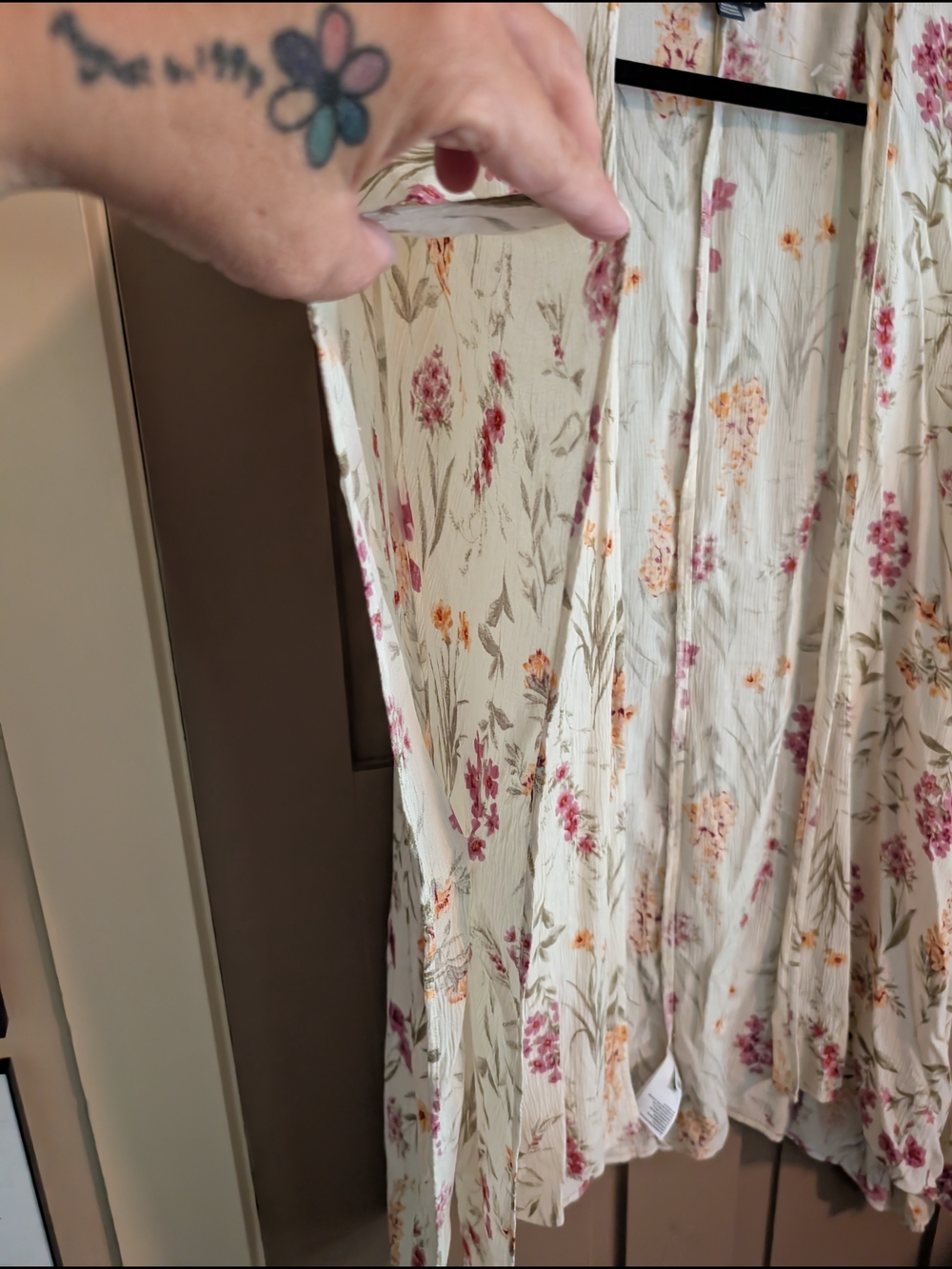 American Eagle Cream Floral Short Sleeve Kimono - Size Medium NWOT - Picture 3 of 7